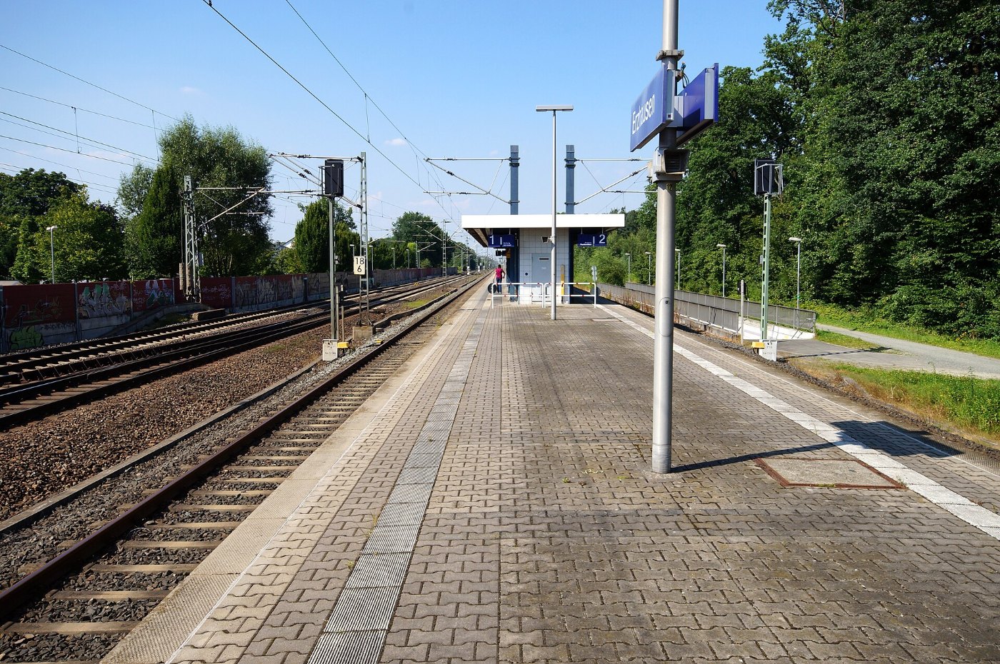 Erzhausener Bahnhof auf Bahnsteig zu Gleis 1 25.7.2012