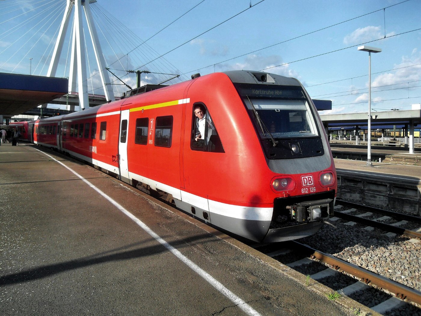Ludwigshafener (Rhein) Hauptbahnhof auf Bahnsteig zu Gleis 9 Richtung Ma