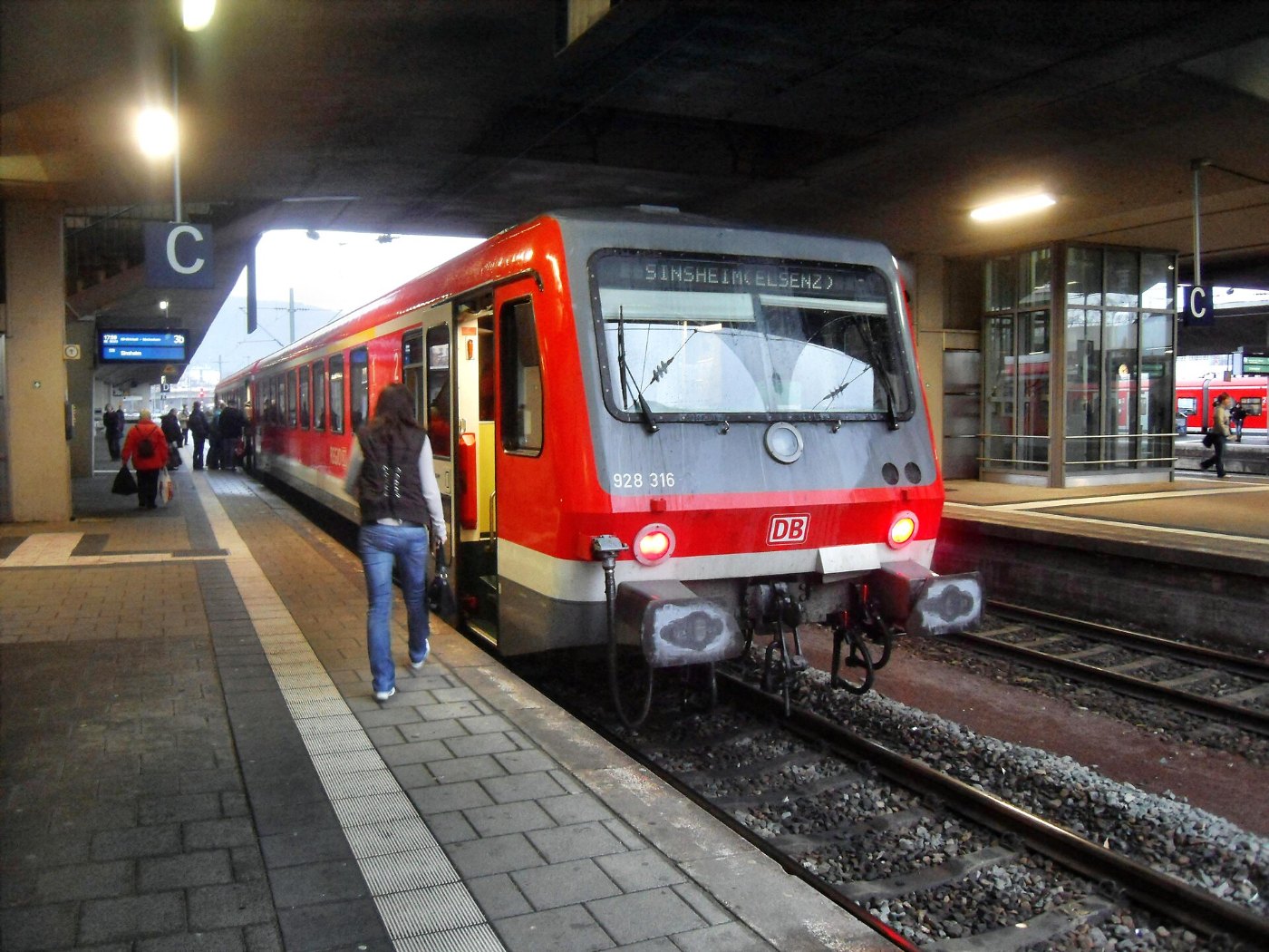 Heidelberger Hauptbahnhof auf Bahnsteig zu Gleis 3 Richtung Bruchsal bzw