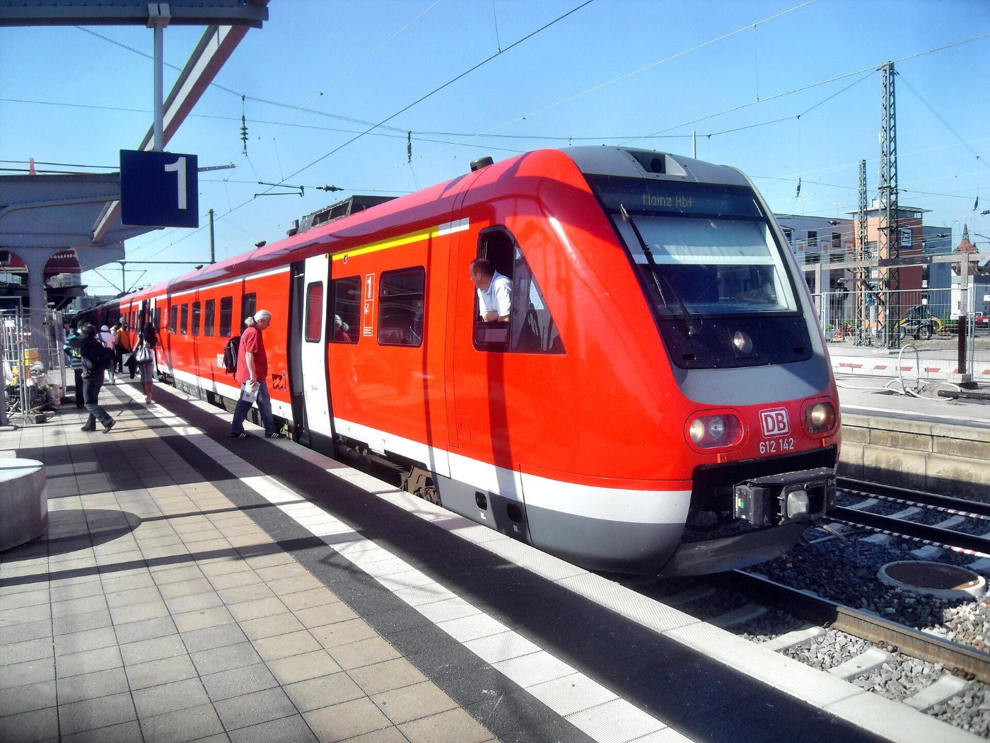 Wormser Hauptbahnhof auf Bahnsteig zu Gleis 1 Richtung Ludwigshafen (RE 