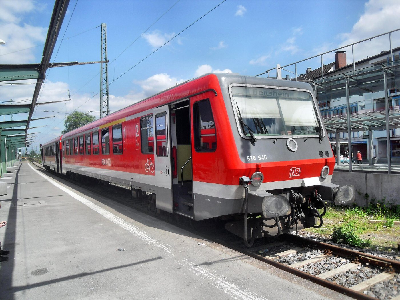 Wormser Hauptbahnhof auf Bahnsteig zu Gleis 11 Richtung Mainz (RB 928 64
