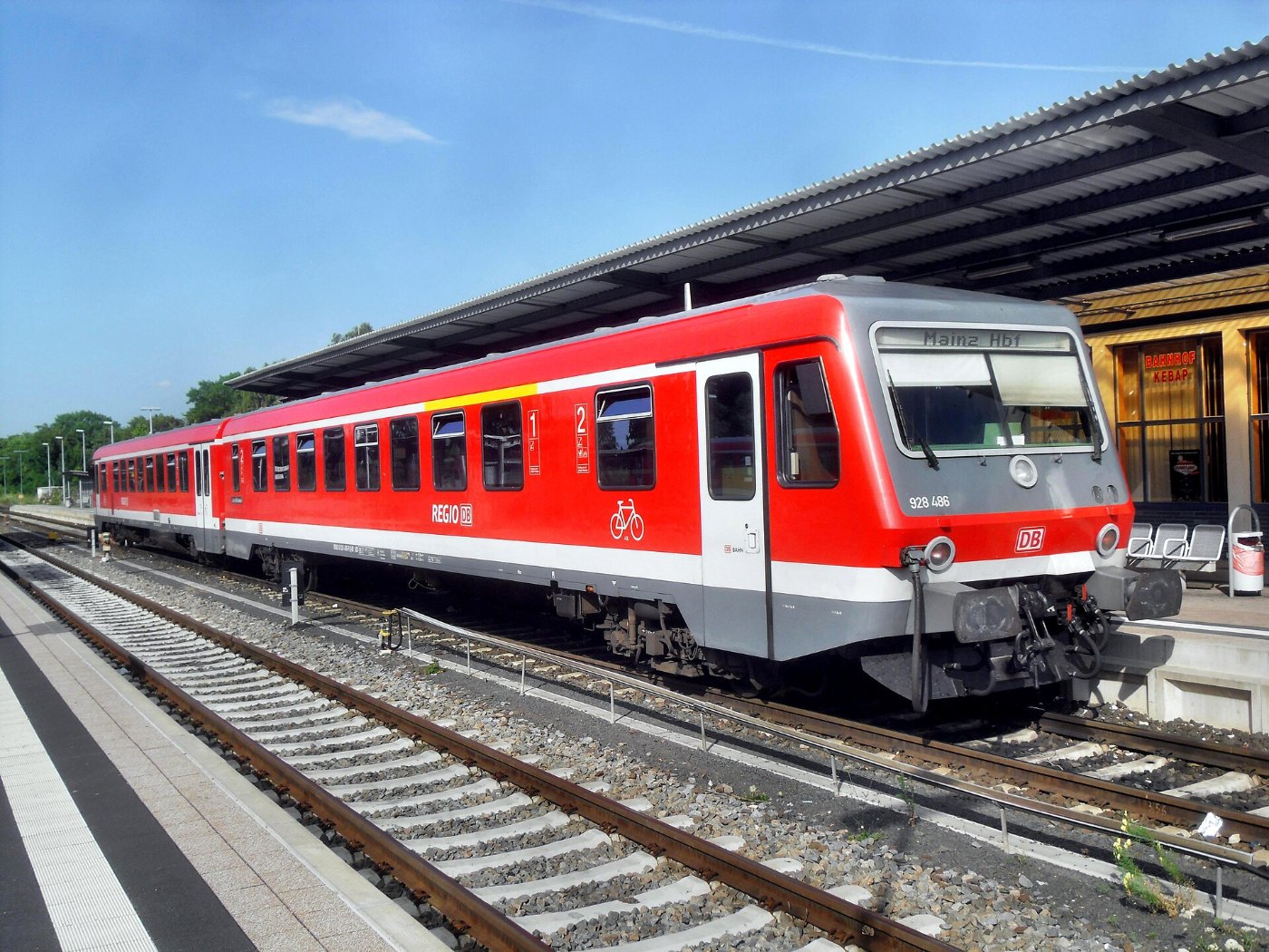 Alzeyer Bahnhof auf Bahnsteig zu Gleis 2 Richtung Mainz (RB 928 486) 22.