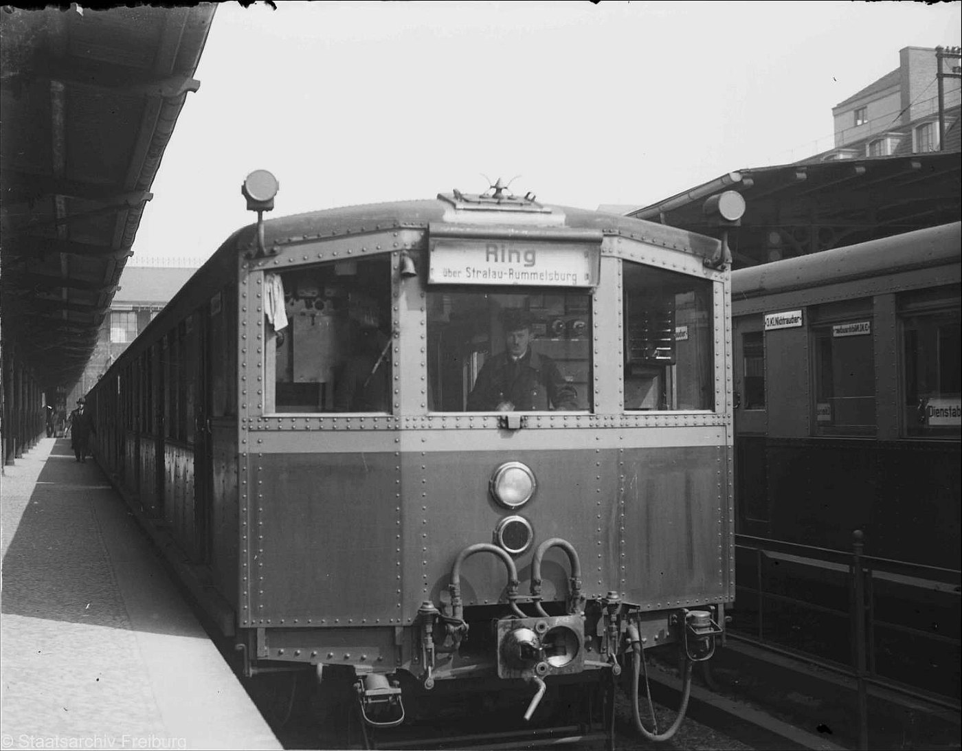 Berlin, Ringbahnbrücken S Bahn Zug im Potsdamer Ringbahnhof LABW Staatsa