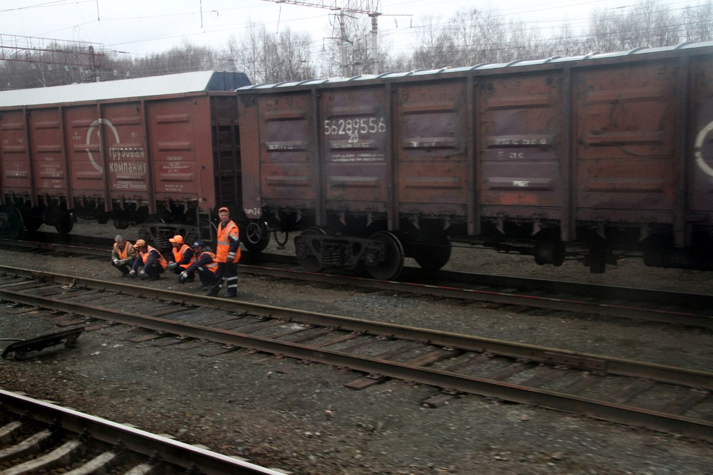 Transsib Balezino 14 Gueterwagen Gleisarbeiter 2012 gje