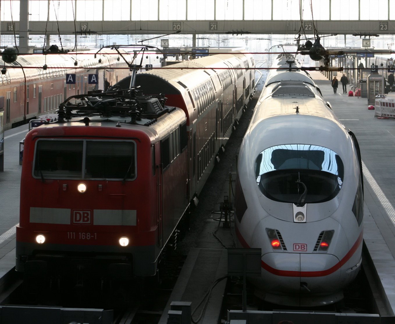 DB Baureihe 111 und ICE 3 im Hauptbahnhof Munich