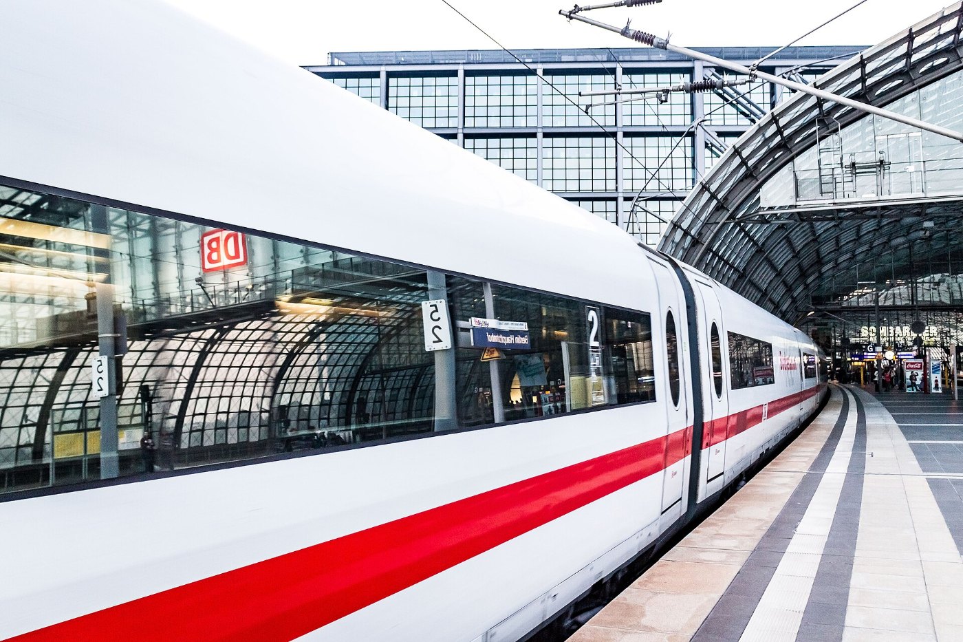 Hauptbahnhof Berlin mit ICE ()