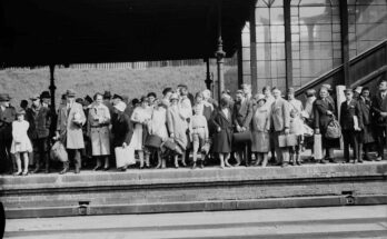 Wartende Menschen Spalier am Bahnsteig LABW Staatsarchiv Freiburg W 134