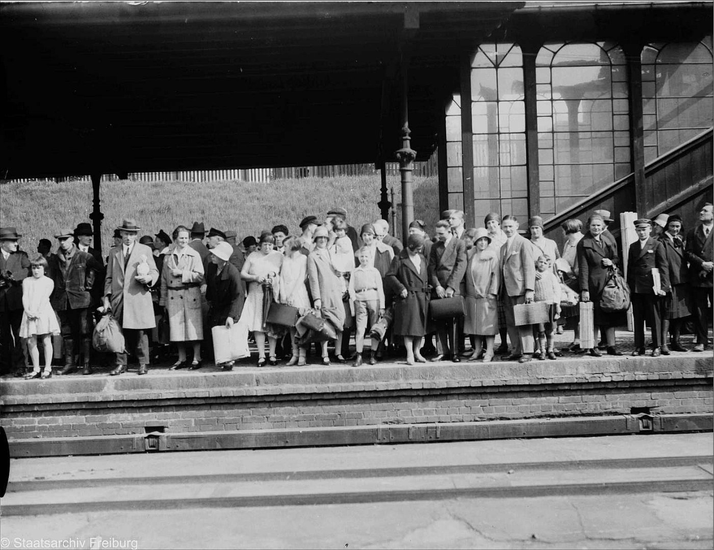 Wartende Menschen Spalier am Bahnsteig LABW Staatsarchiv Freiburg W 134 
