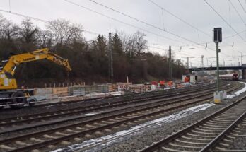 Bahnhof Kirchhain Bauarbeiten Mittelbahnsteig Zug an Gleis 5