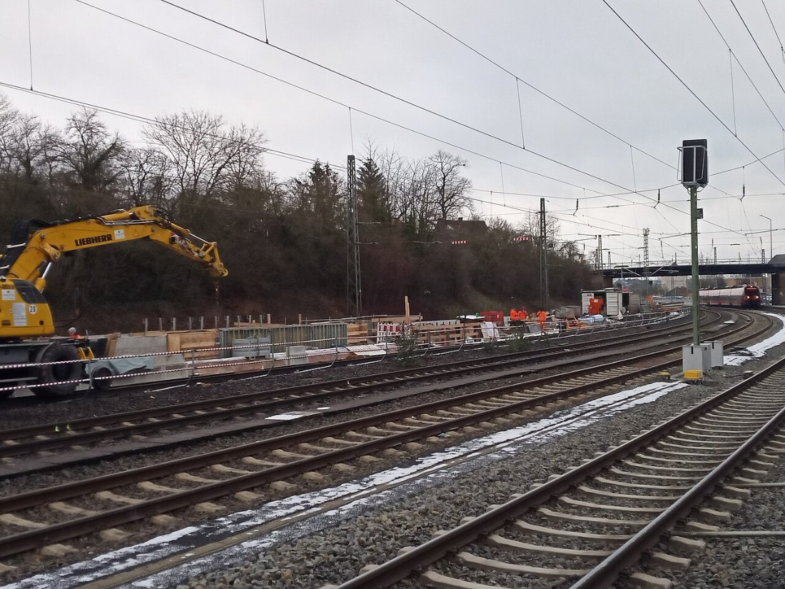 Bahnhof Kirchhain Bauarbeiten Mittelbahnsteig Zug an Gleis 5