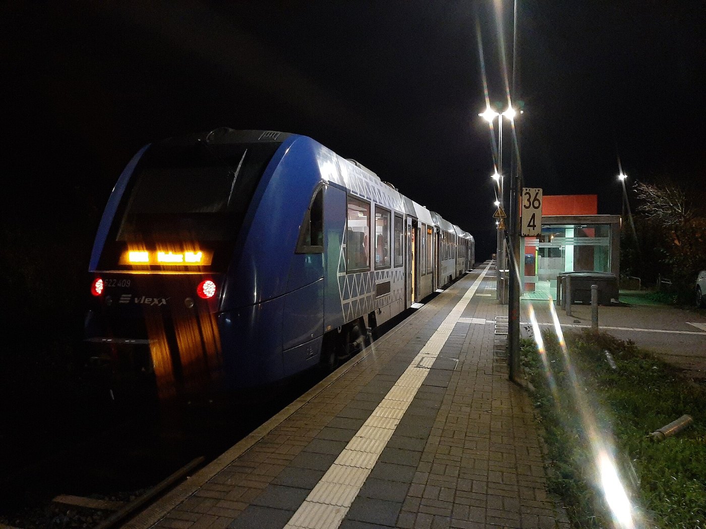Bahnhof Klein Winternheim Ober Olm in der Nacht mit RB31