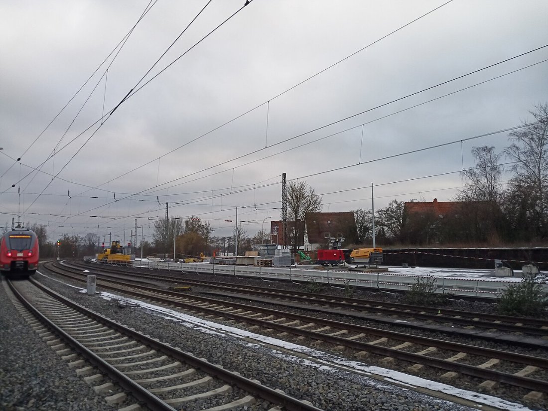Bahnhof Kirchhain Bauarbeiten Mittelbahnsteig Zug hinten