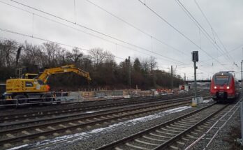 Bahnhof Kirchhain Bauarbeiten Mittelbahnsteig Zug vorne