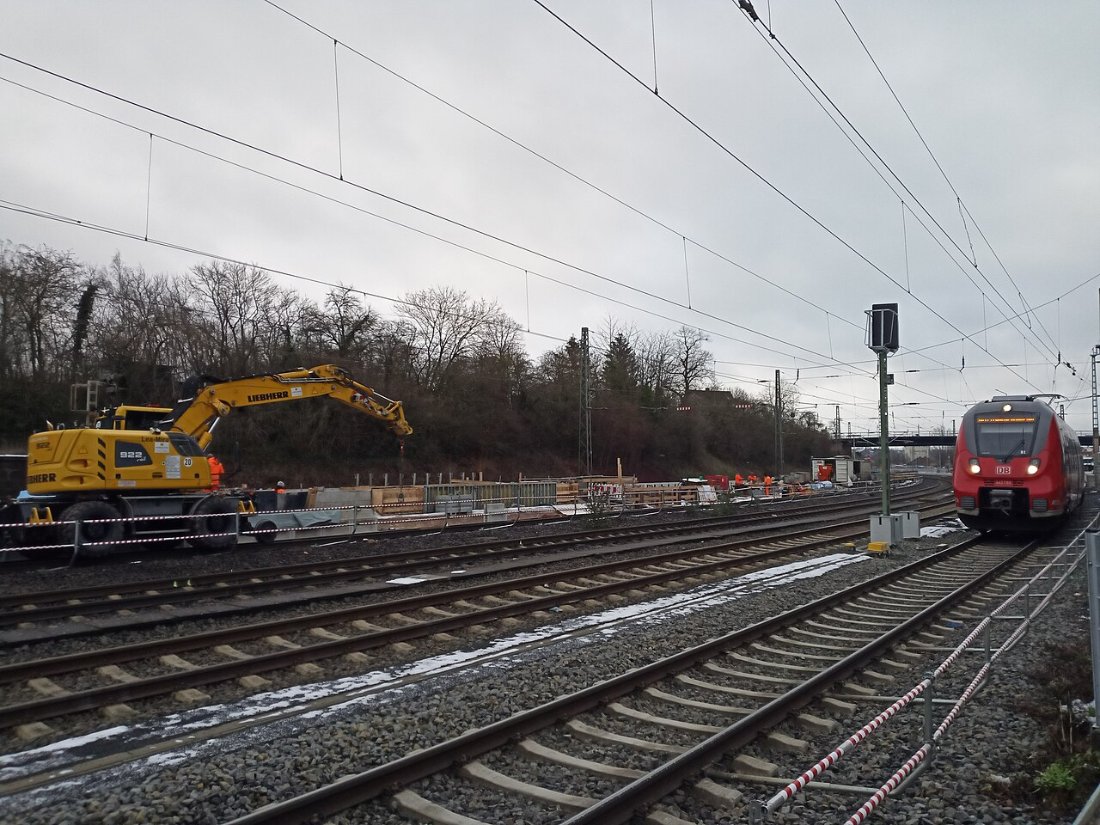 Bahnhof Kirchhain Bauarbeiten Mittelbahnsteig Zug vorne