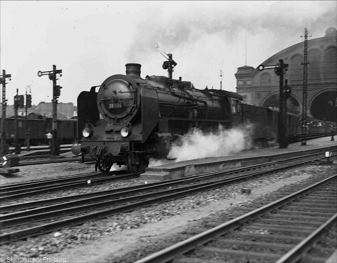 Ausfahrender Zug, Lokomotive 39114, Berlin Anhalter Bahnhof LABW Staatsa