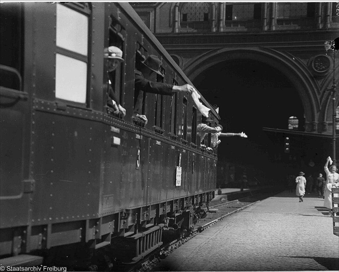 Berlin, Anhalter Bahnhof Ausfahrender Zug, Reisende winken am Fenster LA