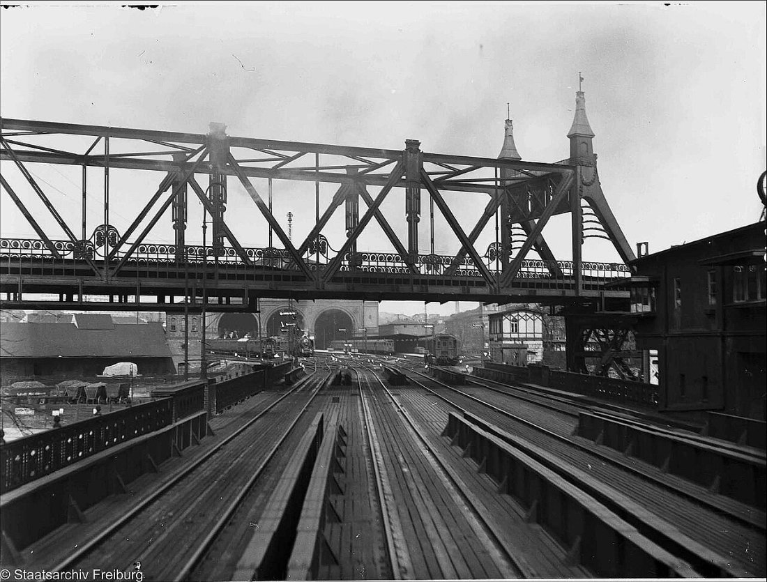Anhalter Bahnhof Berlin und Möckernbrücke vom fahrenden Zug LABW Staatsa
