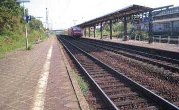 Bahnhof Frankfurt Mainkur Bahnsteig mit RE 0509