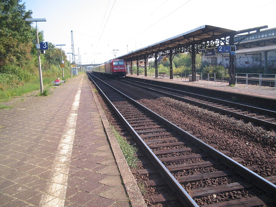 Bahnhof Frankfurt Mainkur Bahnsteig mit RE 0509