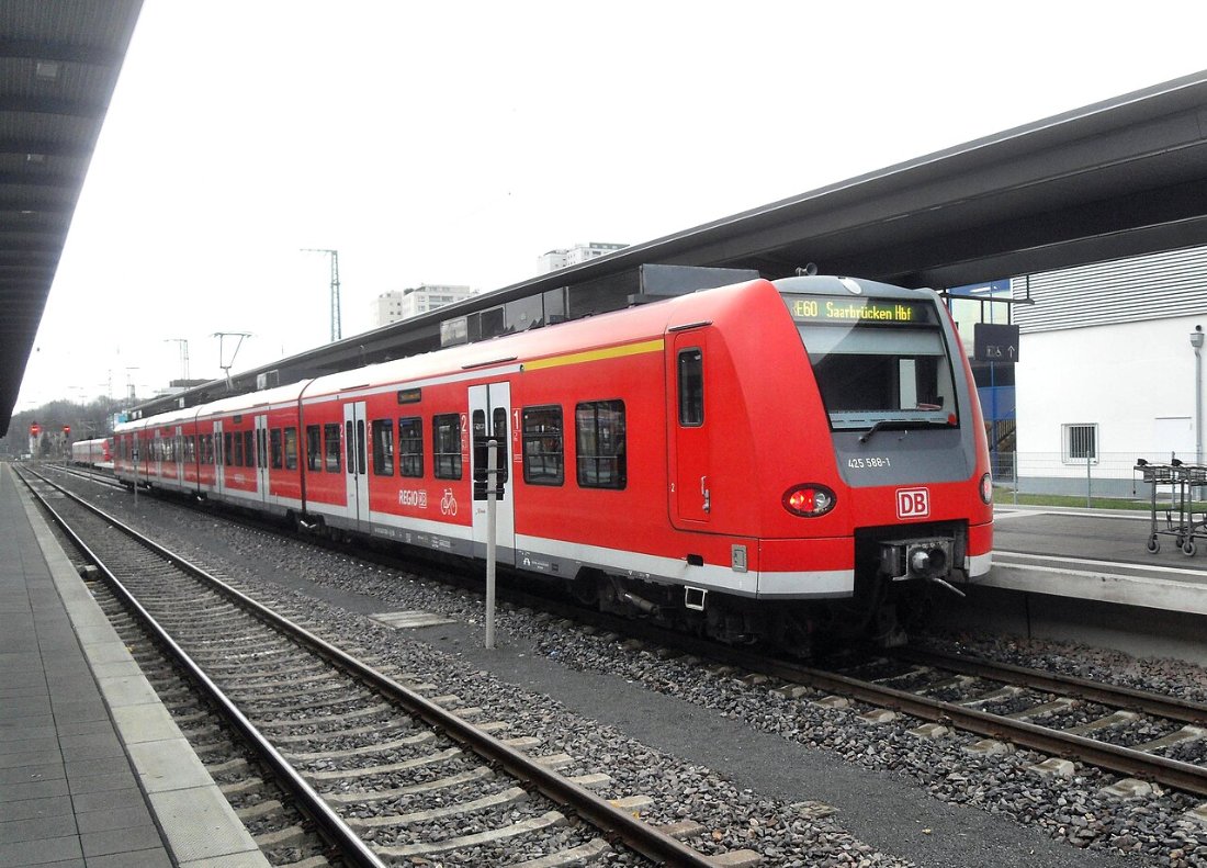 Kaiserslauterner Hauptbahnhof auf Bahnsteig zu Gleis 5 Richtung Ludwigsh