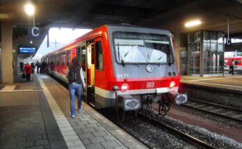 Heidelberger Hauptbahnhof auf Bahnsteig zu Gleis 3 Richtung Bruchsal bzw