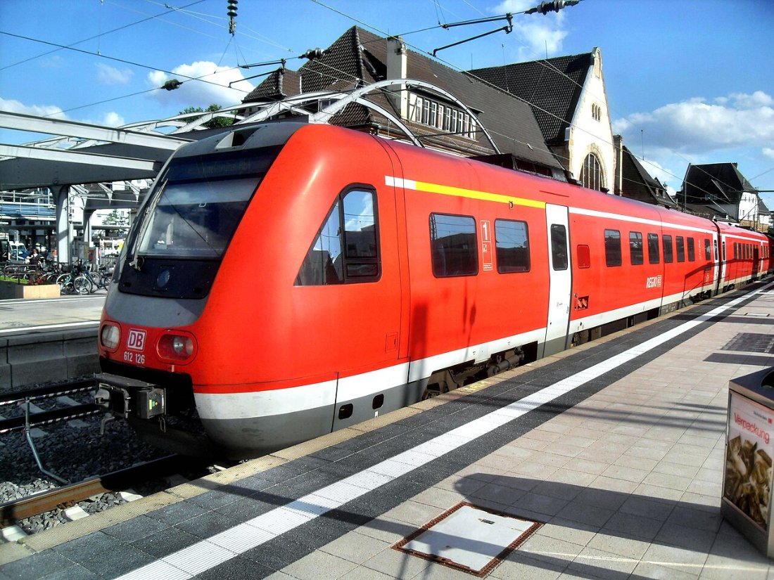 Wormser Hauptbahnhof auf Bahnsteig zu Gleis 2 Richtung Ludwigshafen (RE 