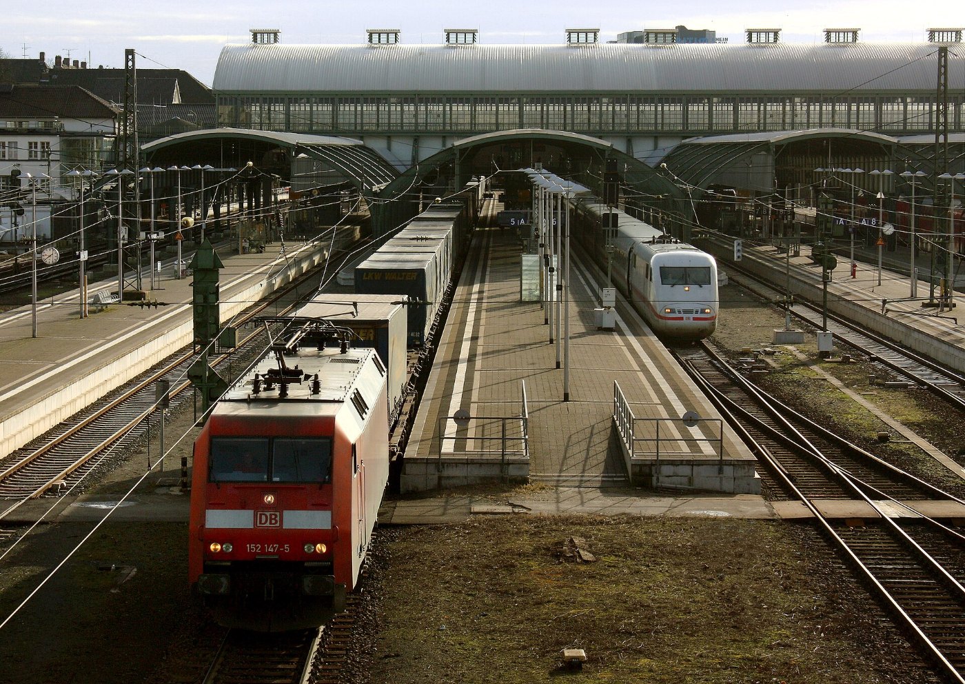 152 147 mit Güterzug des Kombinierten Ladungsverkehrs und ICE (Baureihe 