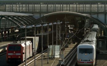 152 147 mit Güterzug des Kombinierten Ladungsverkehrs (KLV) und ICE (Bau