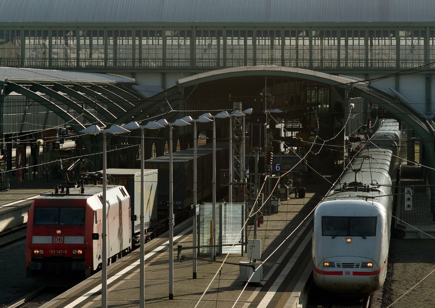 152 147 mit Güterzug des Kombinierten Ladungsverkehrs (KLV) und ICE (Bau