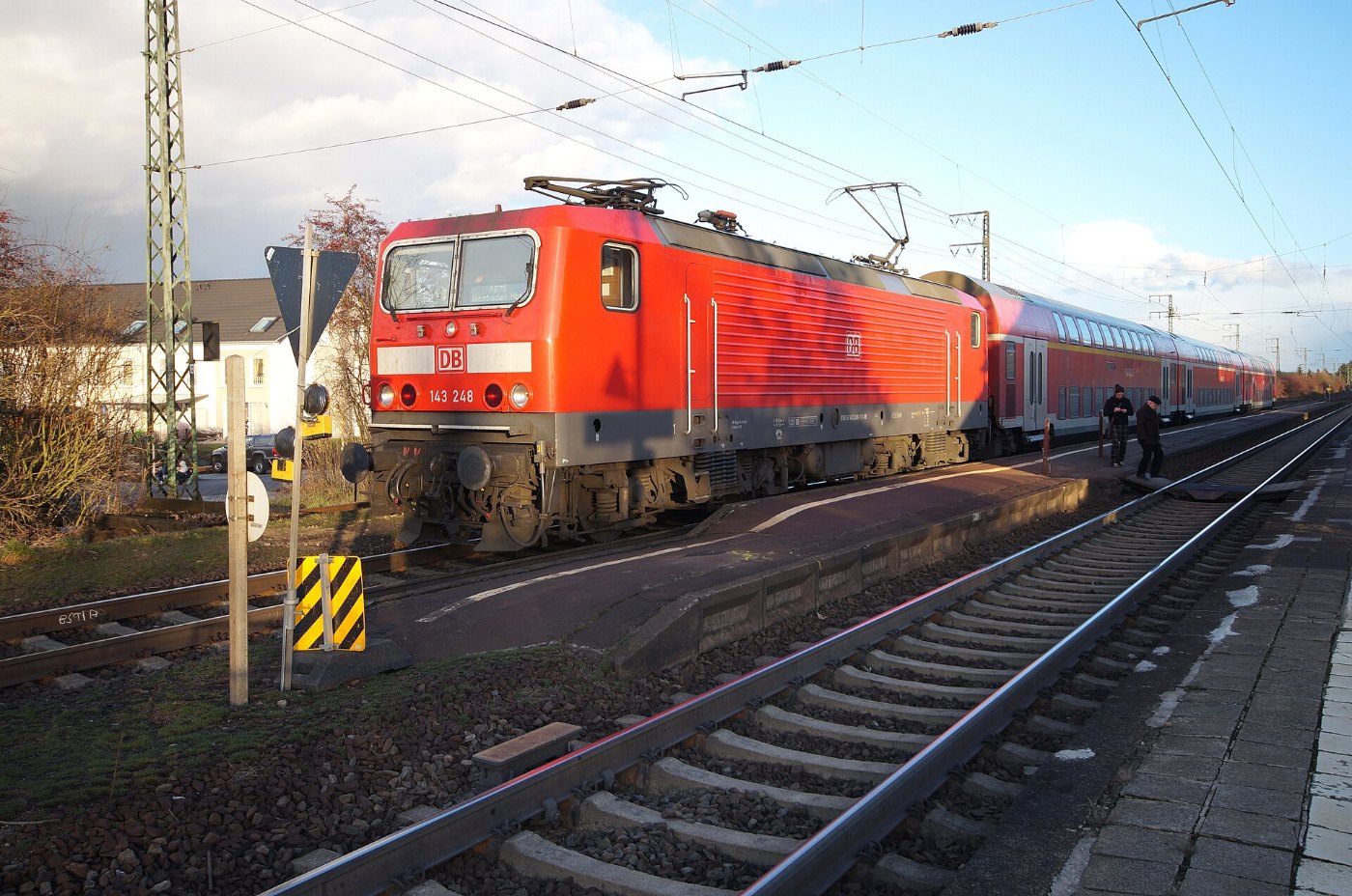Weiterstadt Bahnhof Weiterstadt auf Bahnsteig zu Gleis 1 Richtung Darmst