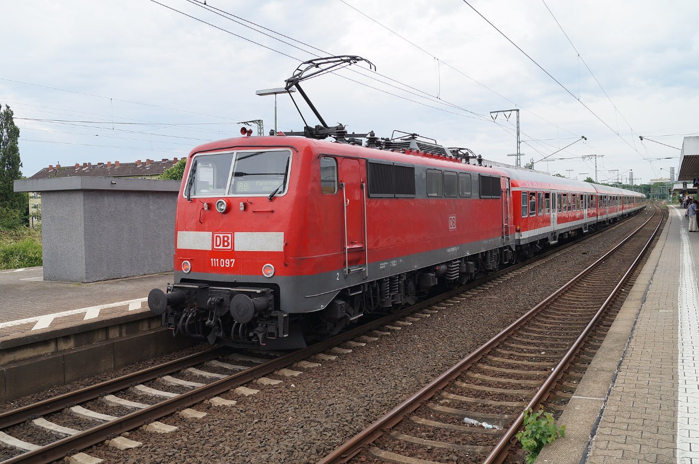 Frankfurt Niederrader Bahnhof auf Bahnsteig zu Gleis 3 Richtung Mainz (D