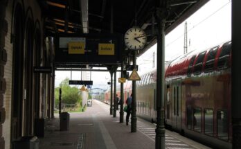 Bahnhof Düren, Anzeigetafel seit 27.06. defekt, 04.08. 2015. panoramio