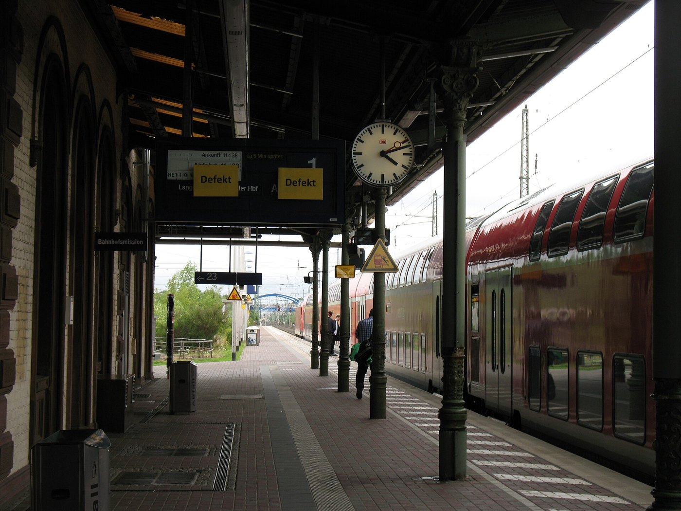 Bahnhof Düren, Anzeigetafel seit 27.06. defekt, 04.08. 2015. panoramio