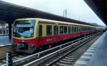 Berlin Bahnhof Wannsee auf Bahnsteig zu Gleis 2 S Bahn Berlin DBAG Baure
