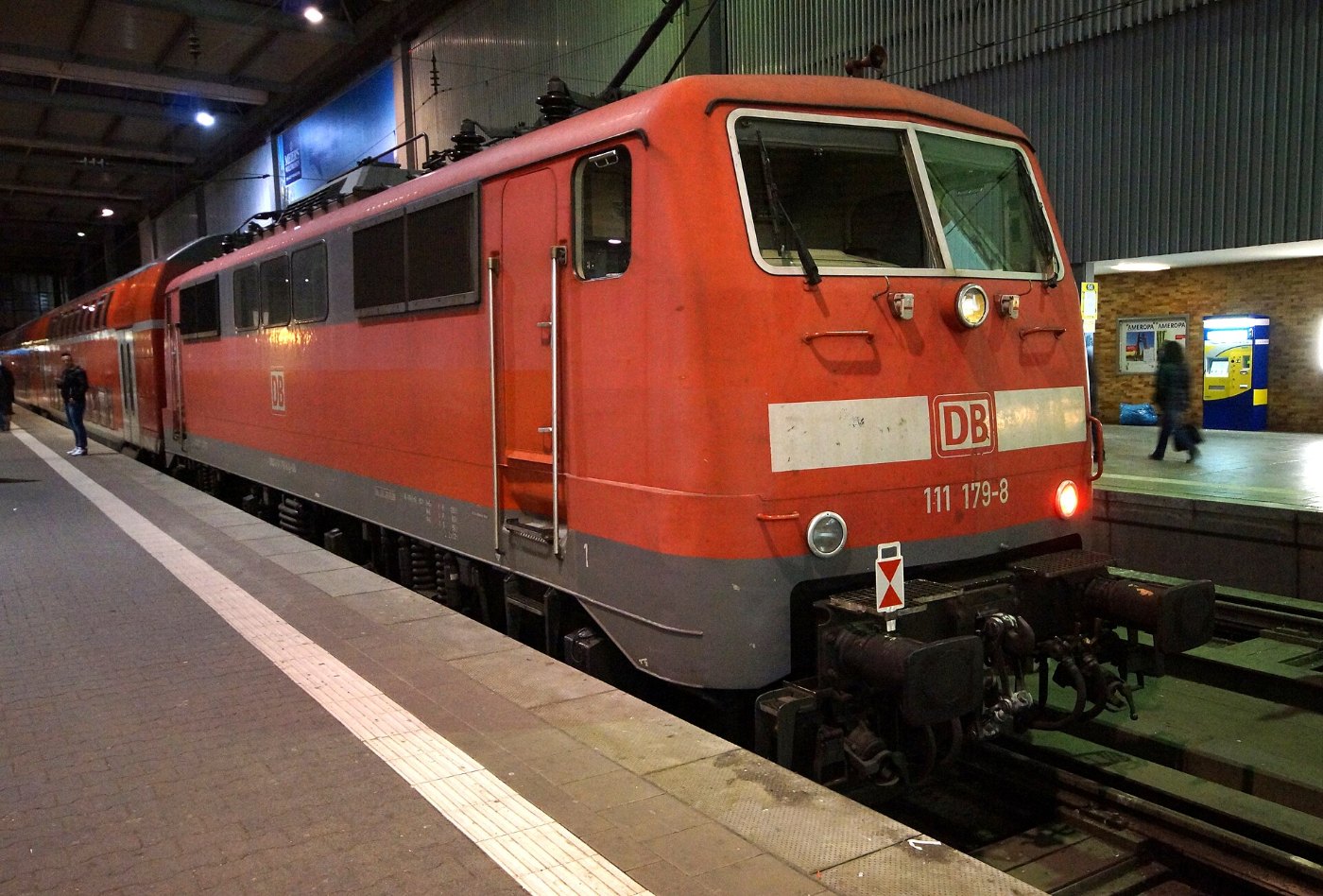 Münchener Hauptbahnhof auf Bahnsteig zu Gleis 25 Donau Isar Express (DB