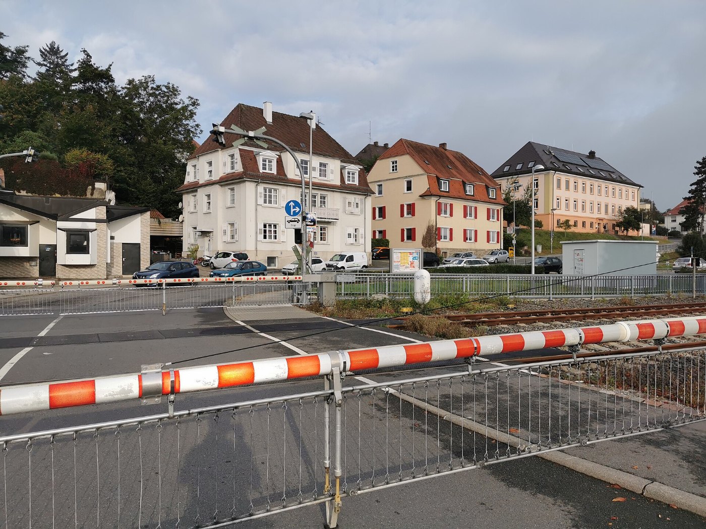 Bahnübergang mit Schranke in Tauberbischofsheim am Bahnhof