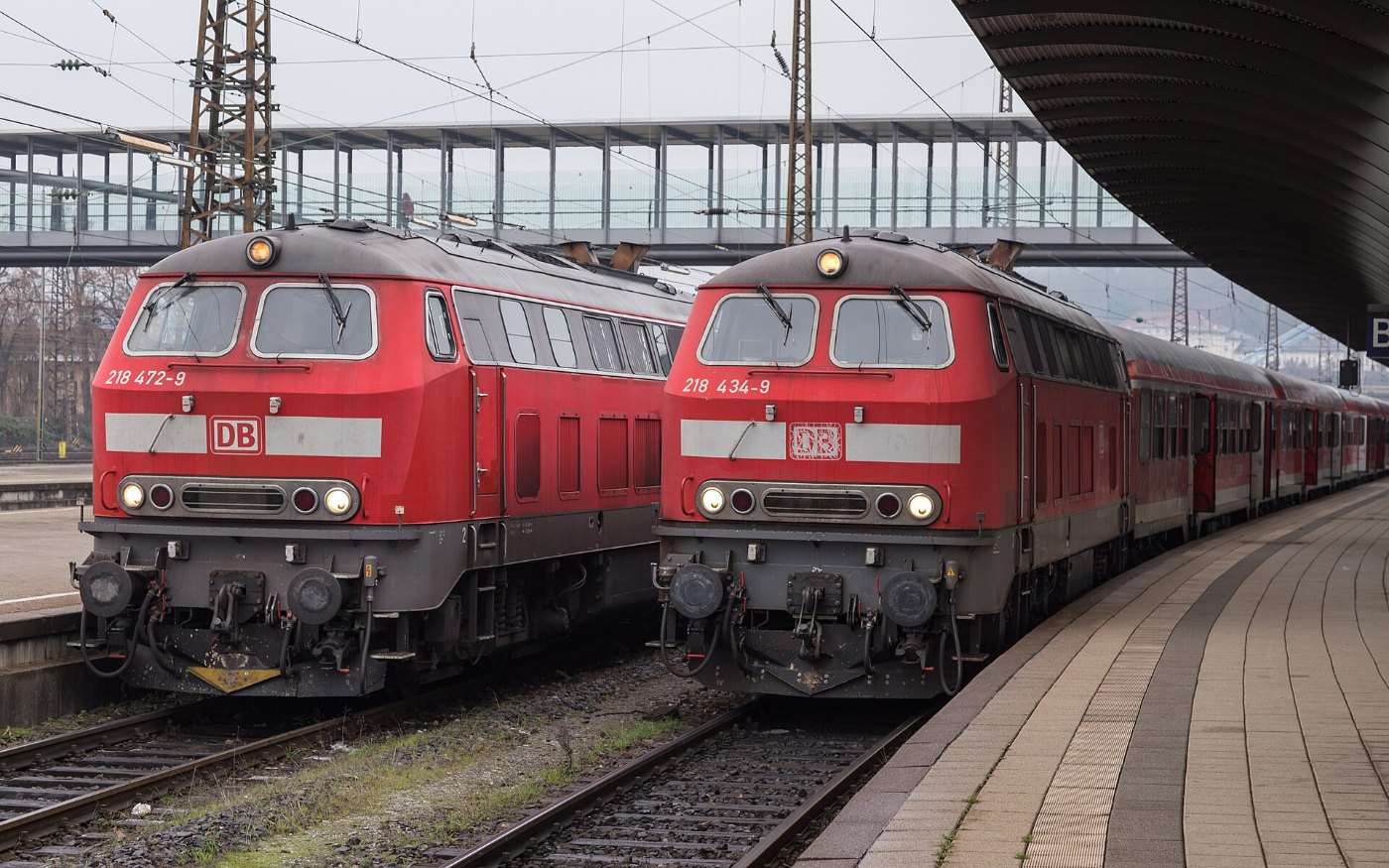 2 in die Jahre gekommene 218er Dieselloks in Ulm
