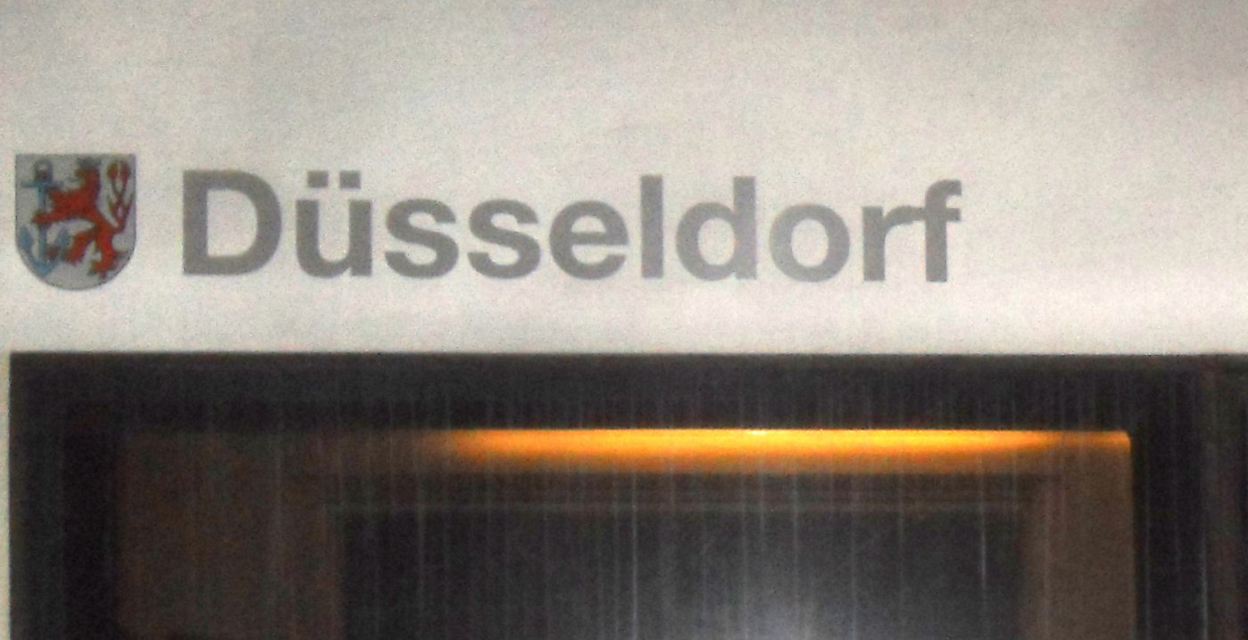 Frankfurt am Main Flughafen Fernbahnhof auf Bahnsteig zu Gleis 6 ICE 406