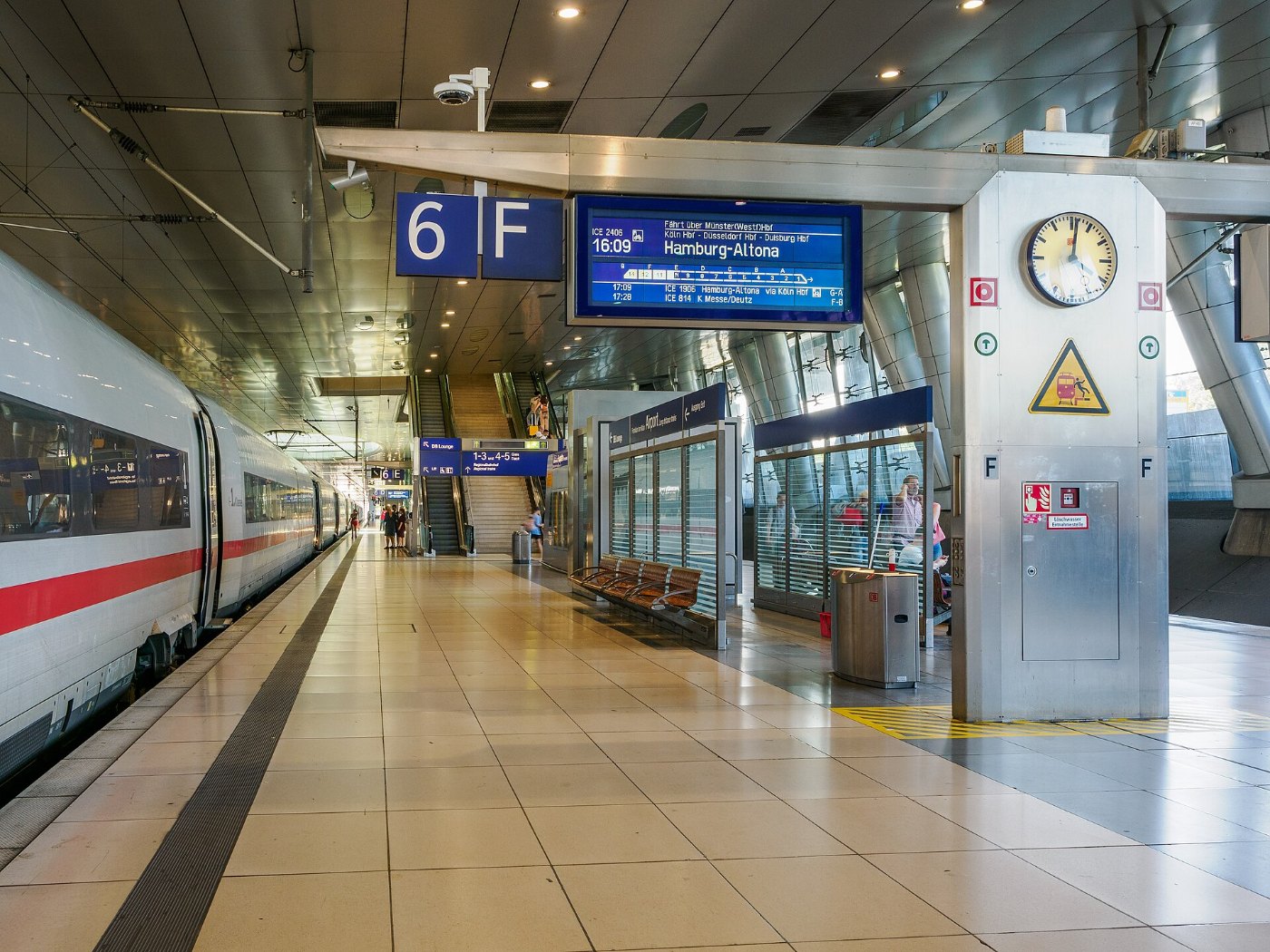 ICE 2406 hält im Fernbahnhof Frankfurt am Main Flughafen (2024)