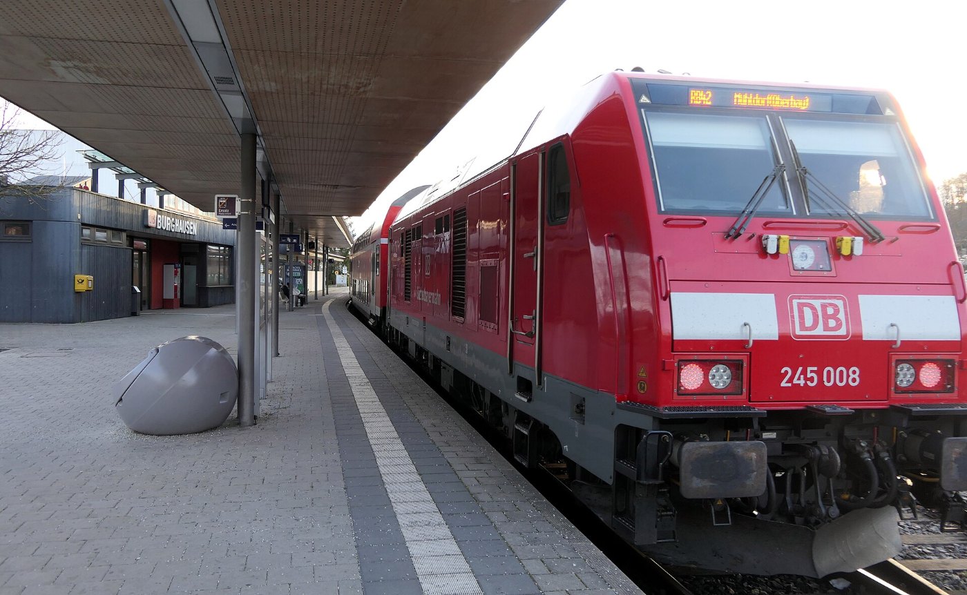 Burghausen, 245 008 am Bahnhof, 1