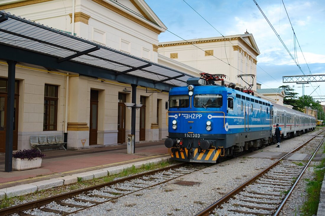 Kroatien Rijeka Regionalzug mit 1141