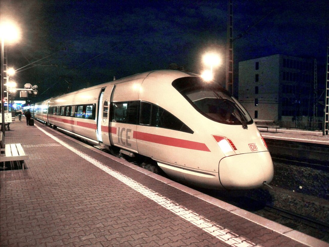 Frankfurt (Main) Süd Bahnhof auf Bahnsteig zu Gleis 7 Richtung Frankfurt