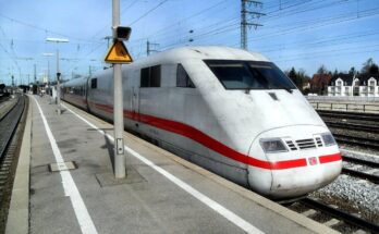 München Pasinger Bahnhof auf Bahnsteig zu Gleis 9 Richtung Augsburg (ICE