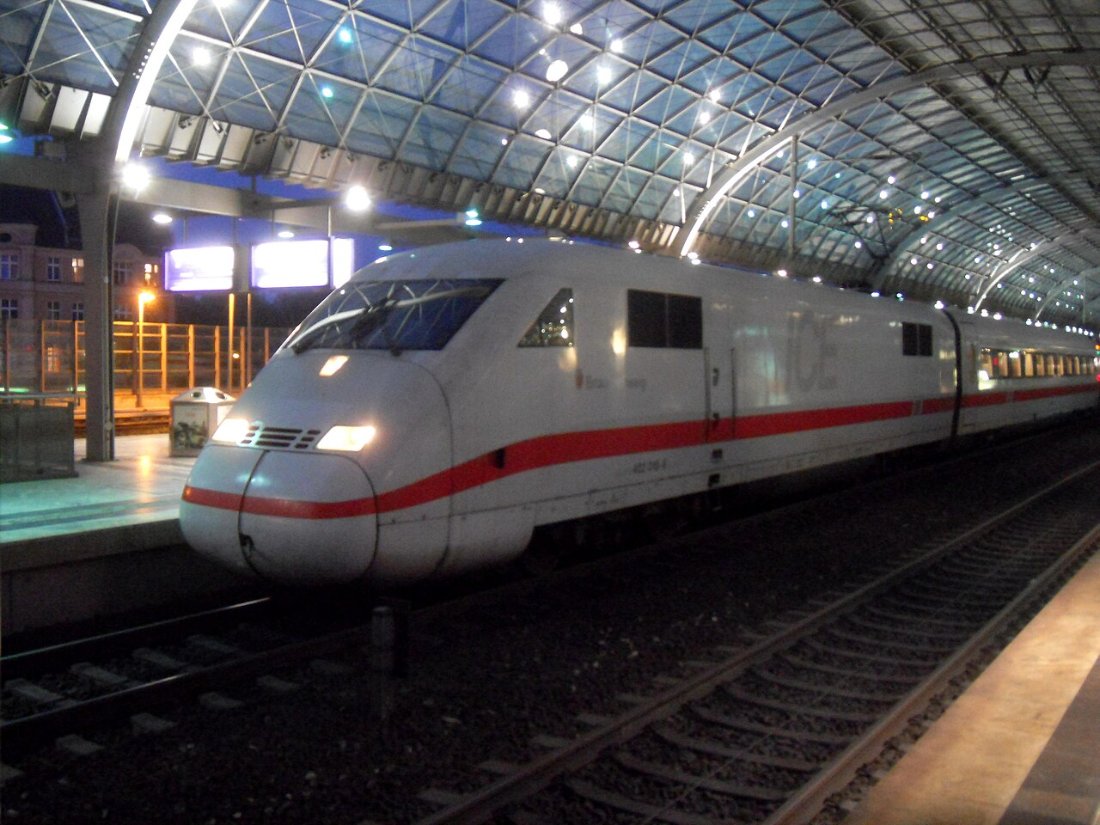 Berlin Bahnhof Berlin Spandau auf Bahnsteig zu Gleis 5 ICE 402 018 6 (Tz