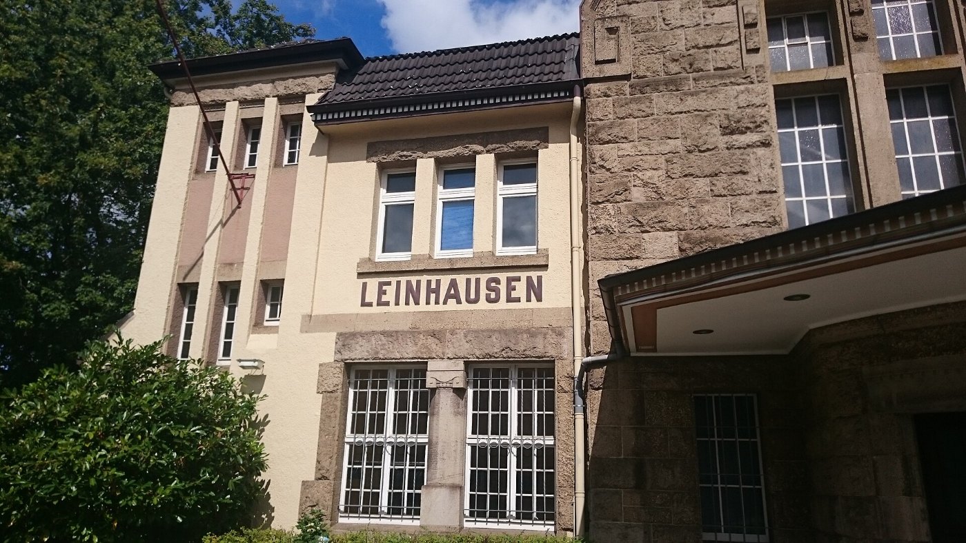 Bahnhof Leinhausen, Bahnhofsgebäude mit Namensschild