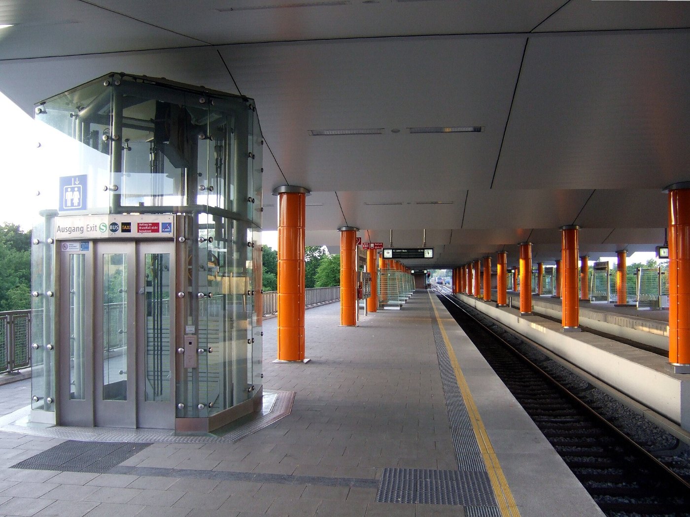 Bahnhof München Neuperlach Süd Bahnsteig