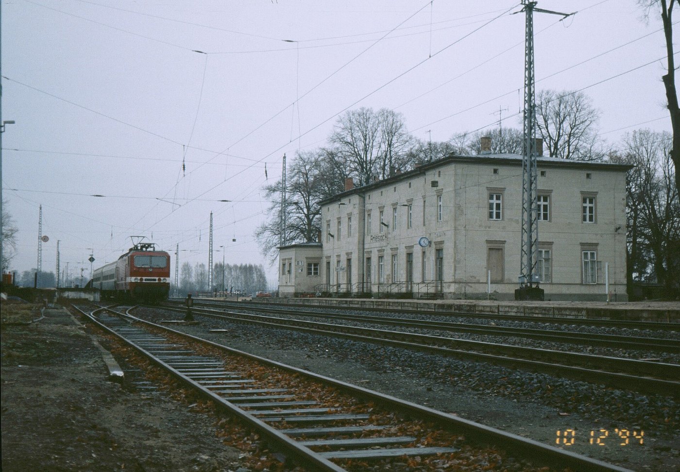 Friesack Empfangsgebäude Bahnsteig Lok Baureihe 143 Nahverkehrszug LABW 