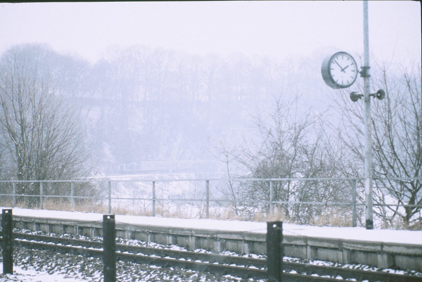 Burgstall Murr Bahnsteig Nahverkehrszug Bnb Wagen Bahnhofsuhr LABW Staat