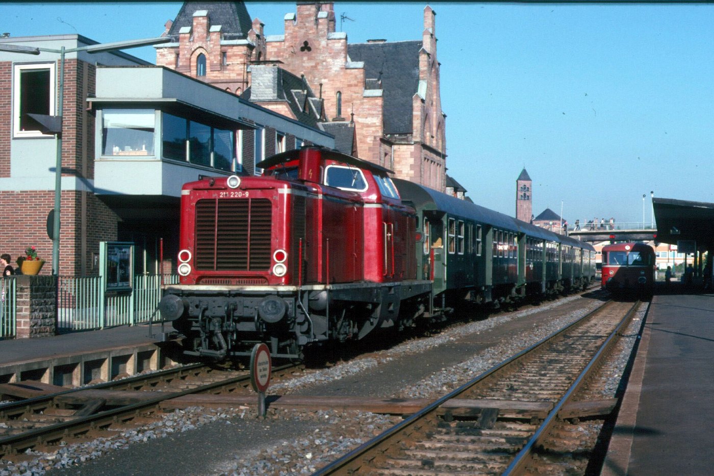 Gerolstein Lok 211 220 Nahverkehrszug B4yg Wagen Schienenbus Bahnsteig L