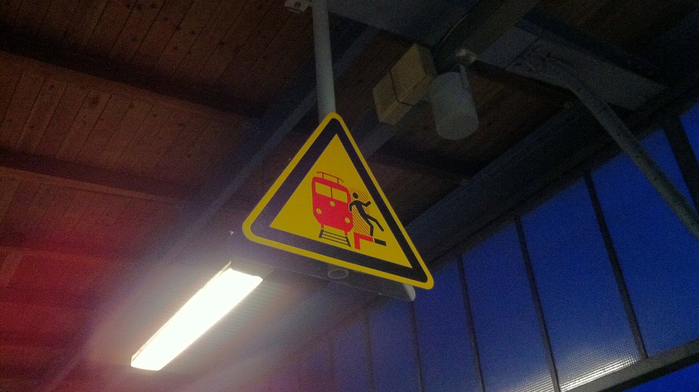 ACHTUNG^ Vorsicht an der Bahnsteigkante. Achtung^ Ein Zug fährt durch^ V